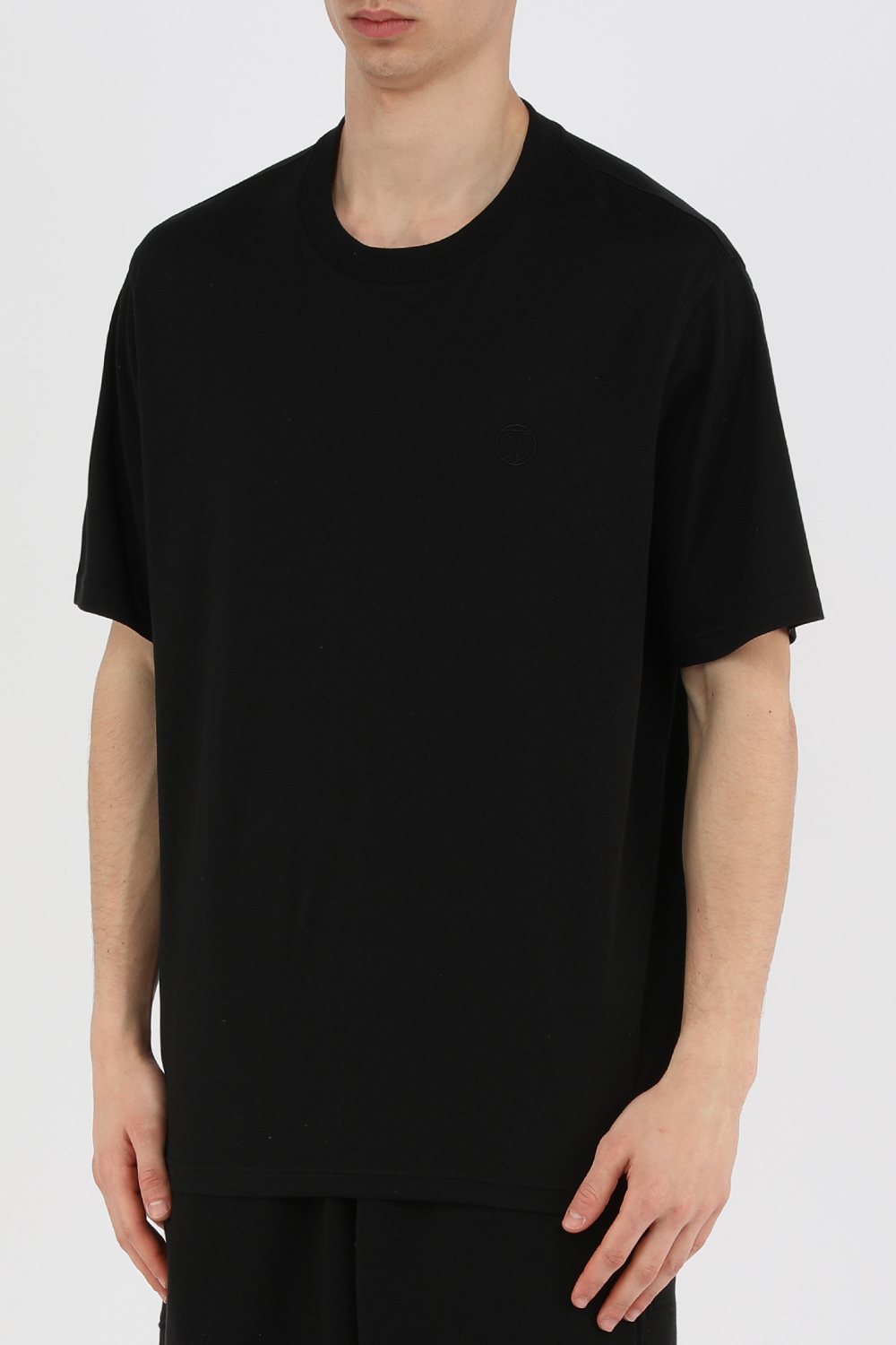 תמונת דוגמן קידמית של חולצת טי שחורה עם לוגו רקום