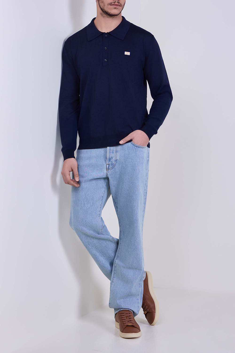 תמונת דוגמן קידמית של סניקרס