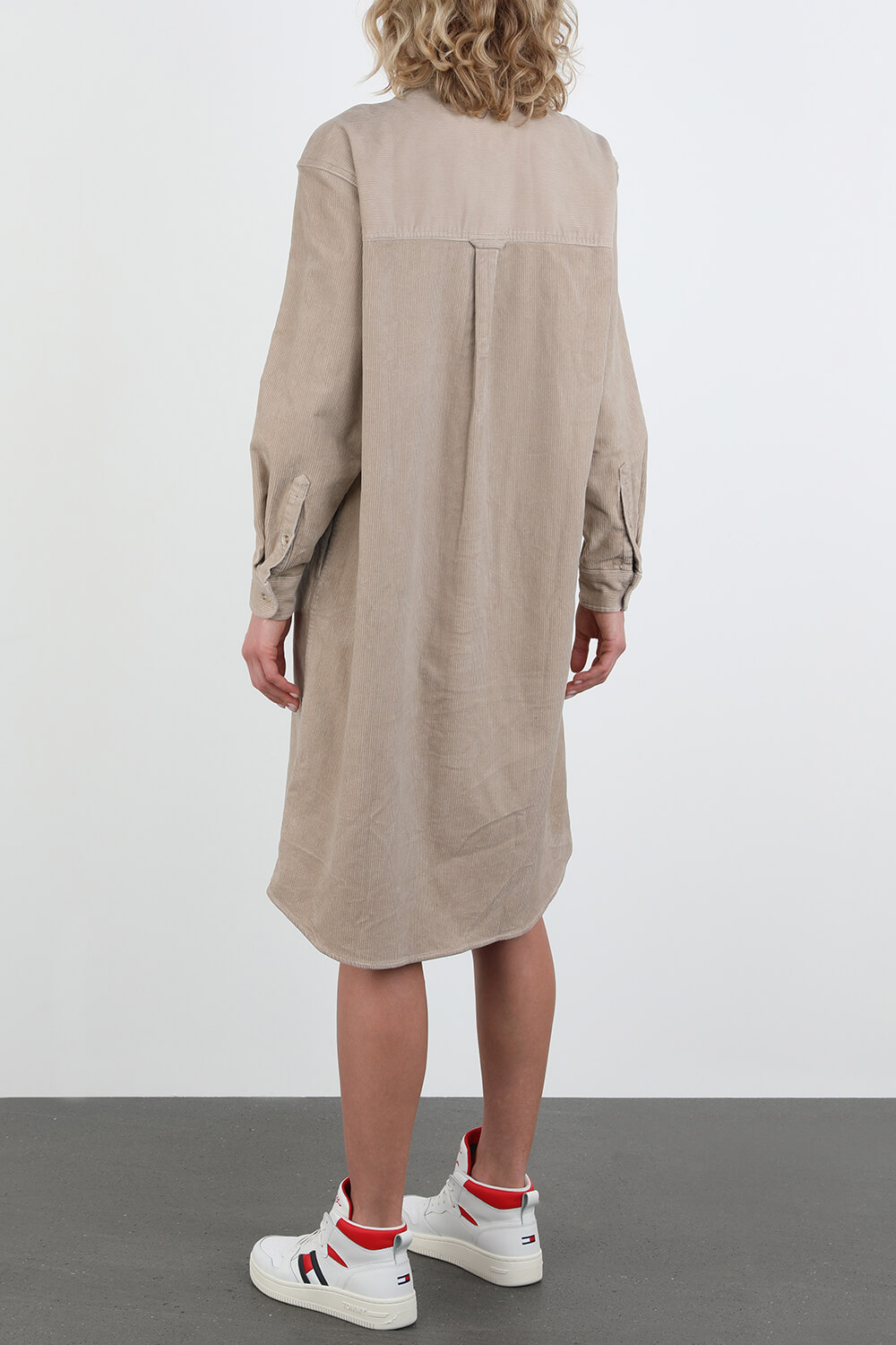 שמלת מידי מכופתרת בצבע בז' image number null TOMMY HILFIGER