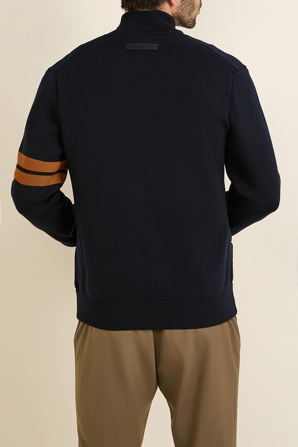 תמונת דוגמן אחורית של ז'קט מרופד