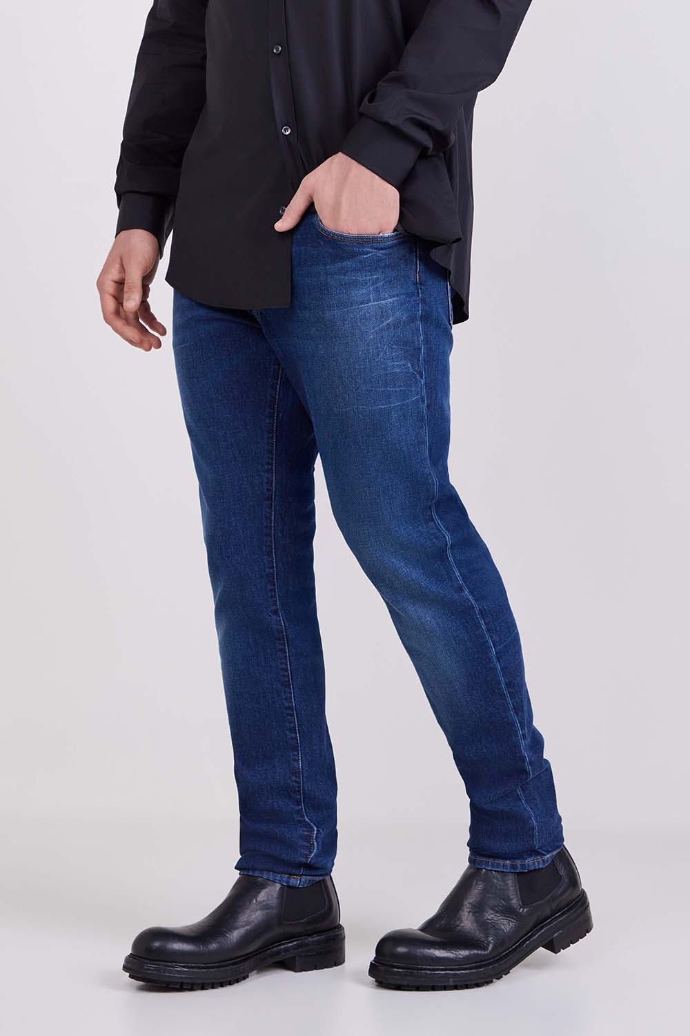 תמונת דוגמן קידמית של מכנסי ג'ינס בגזרת סלים