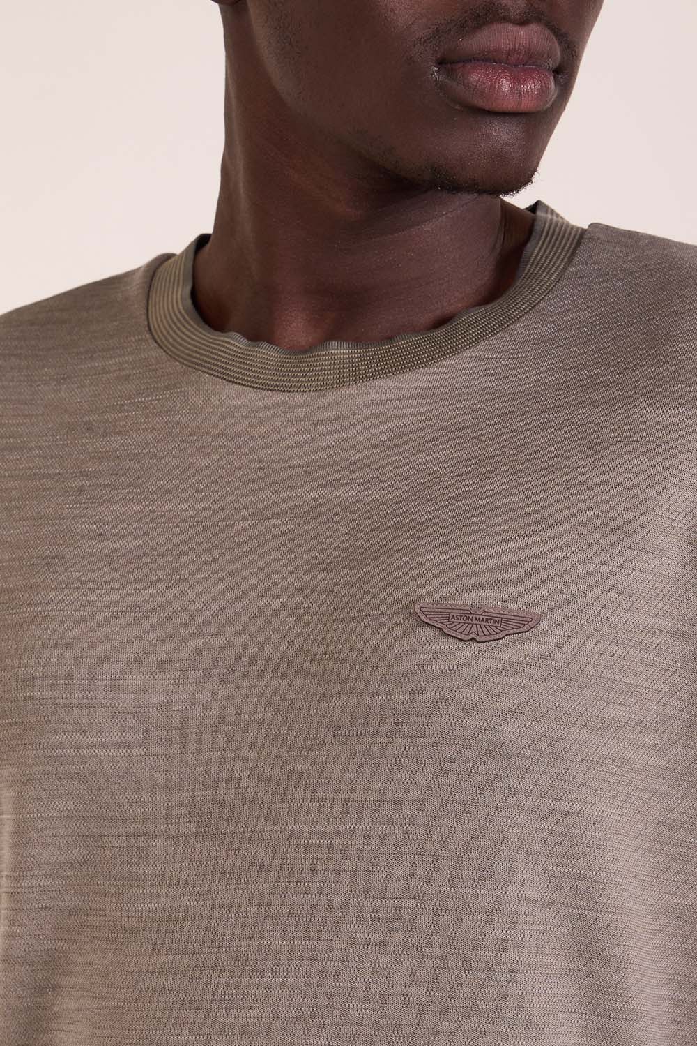 תמונת תקריב דוגמן של חולצת טי בוס X אסטון מרטין