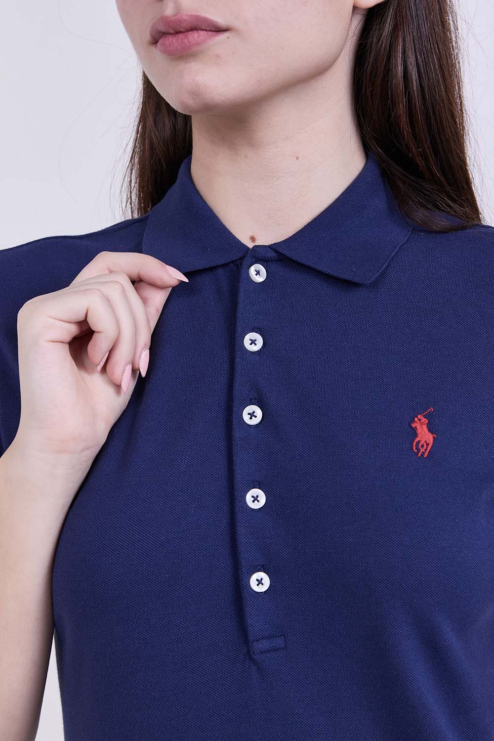 תמונת תקריב דוגמן של חולצת פולו בגזרה ישרה