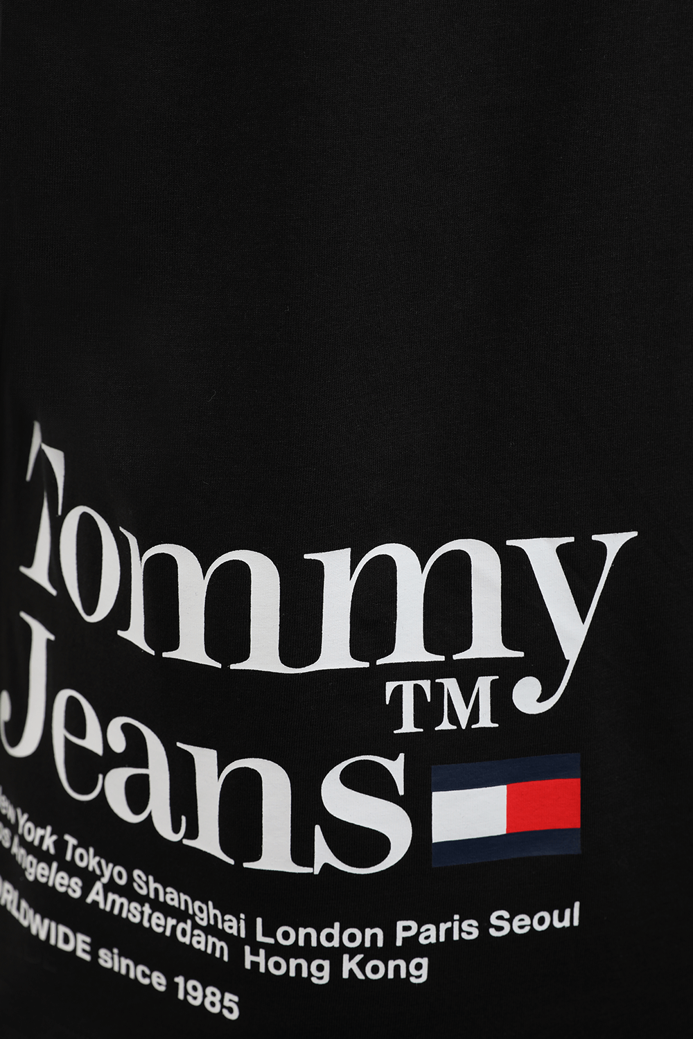 תמונת תקריב של חולצת טי עם לוגו מלפנים ומאחור