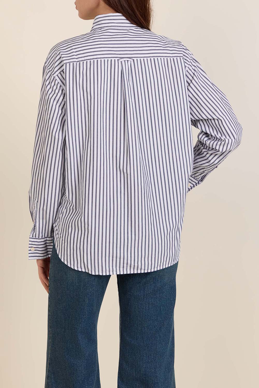 תמונת דוגמן אחורית של חולצת כפתורים