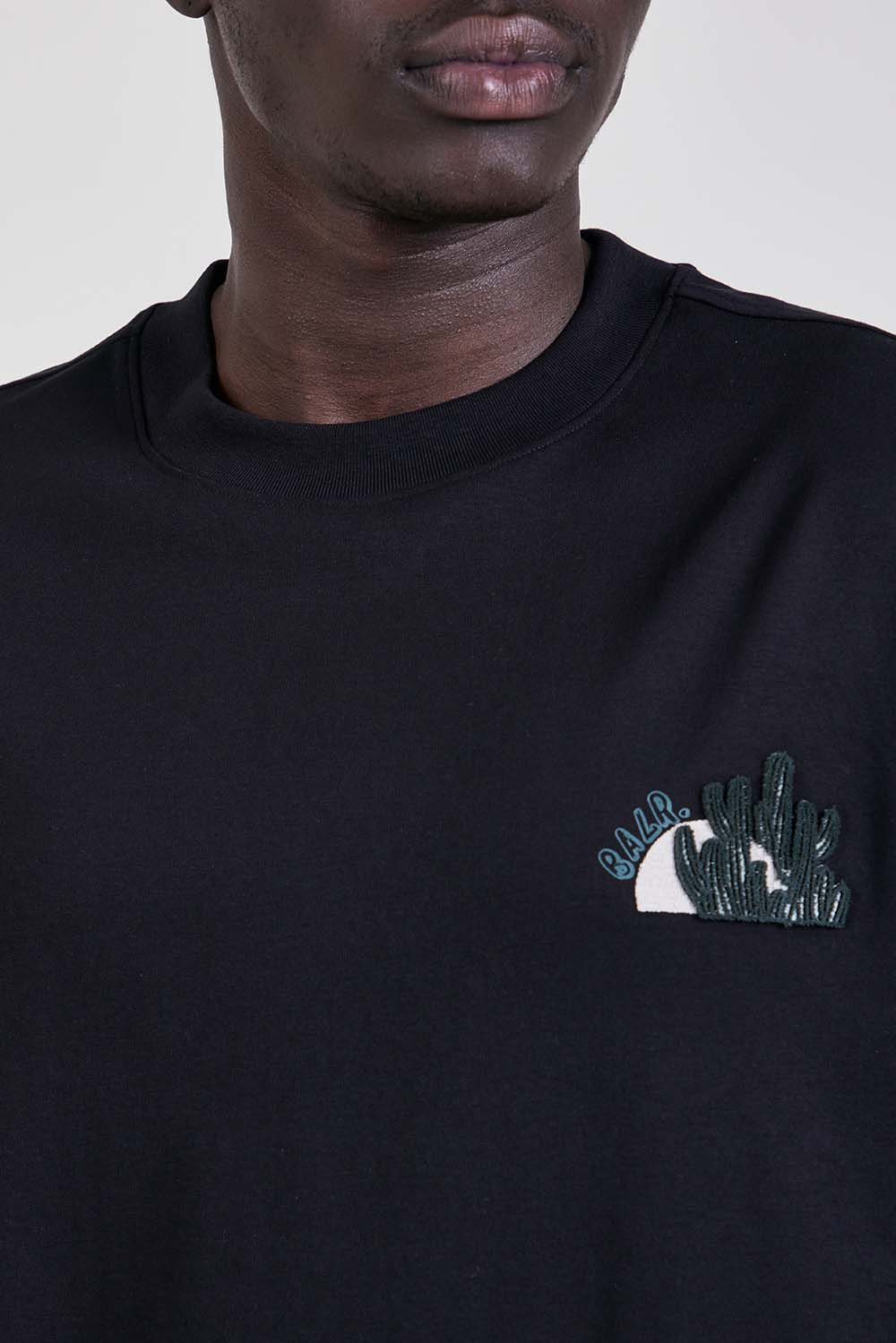 תמונת תקריב דוגמן של חולצת טי בגזרה משוחררת