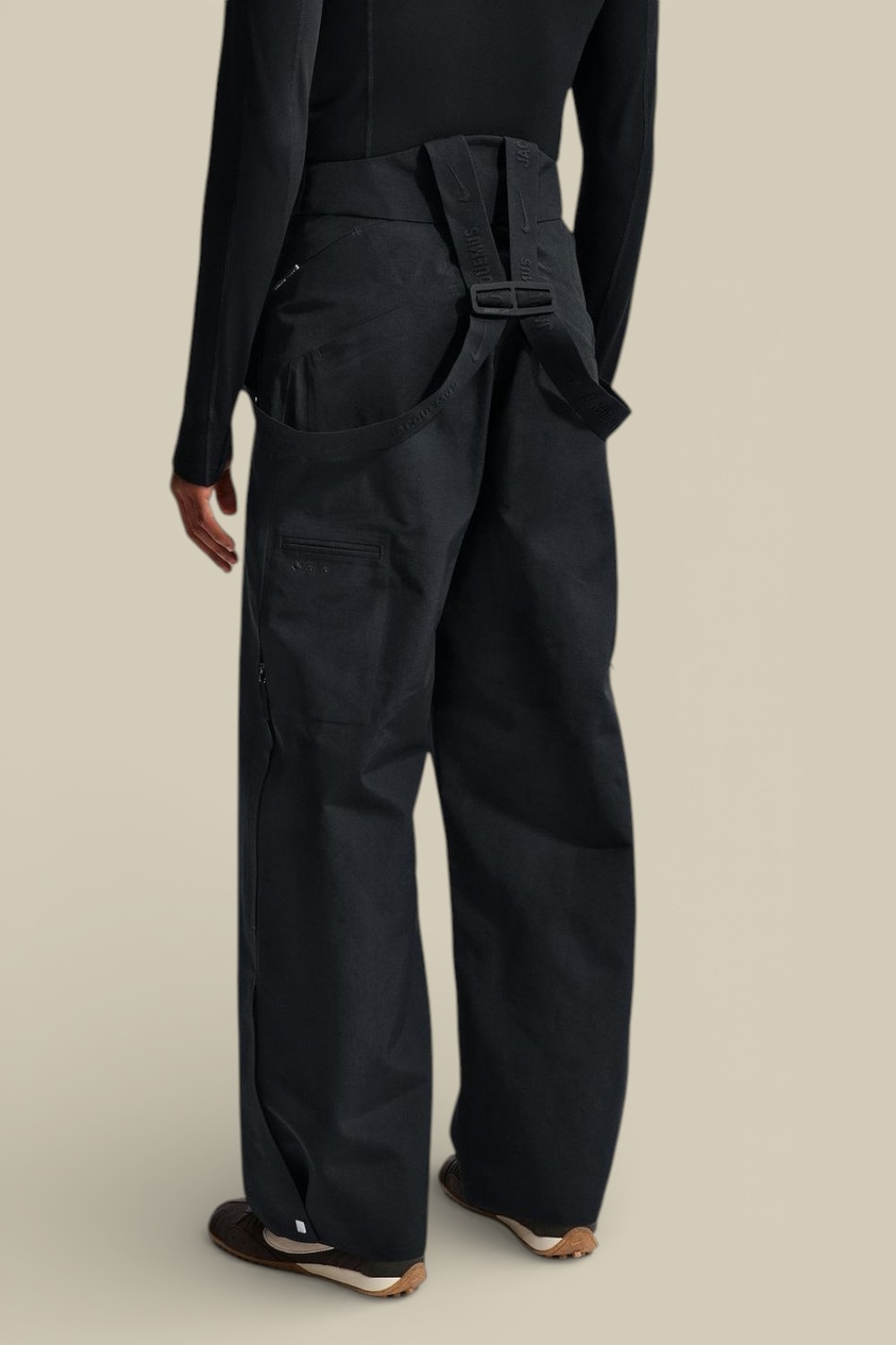 תמונת דוגמן אחורית של מכנסיים מחוייטים Nike x Jacquemus