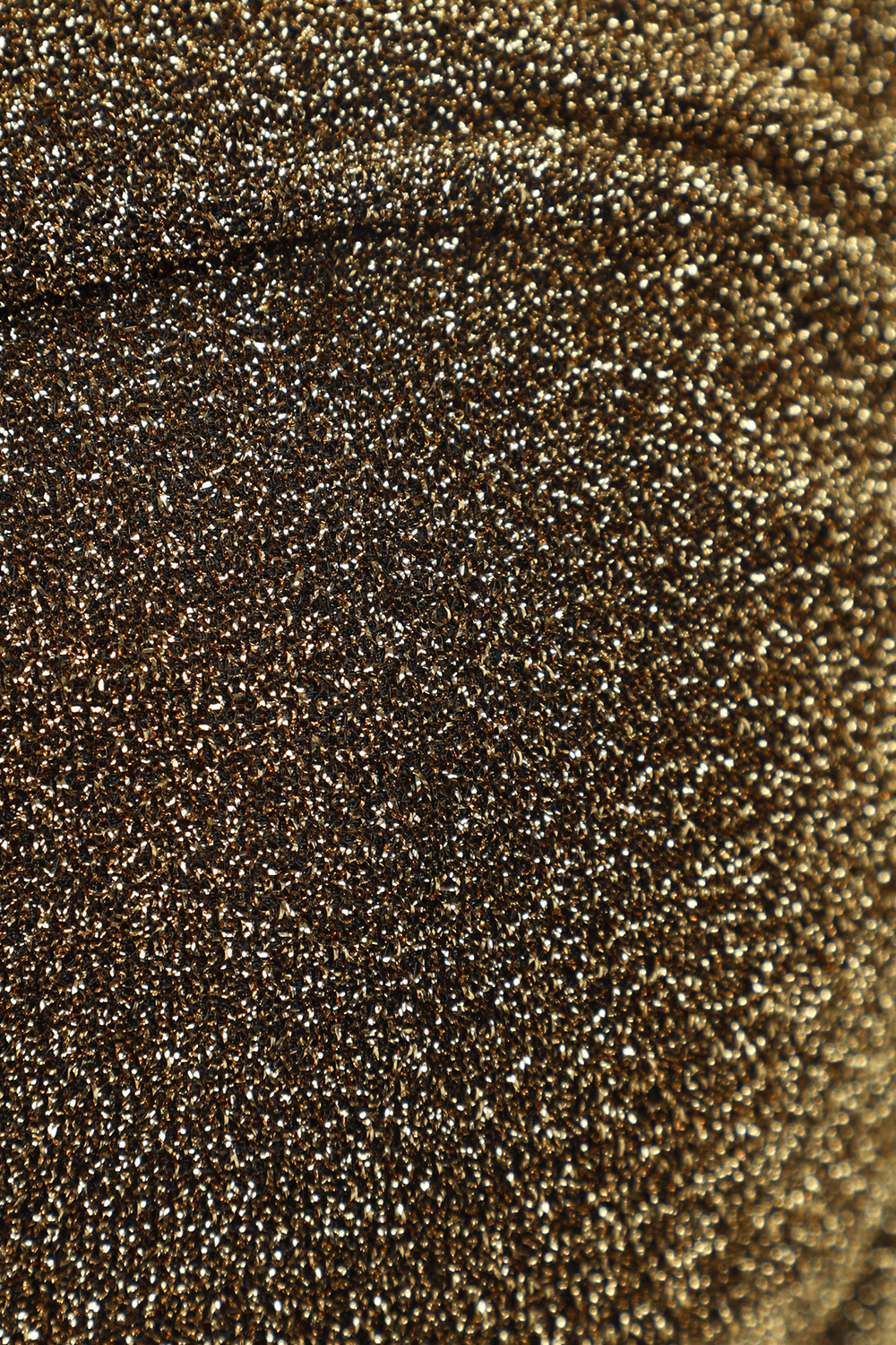 תמונת תקריב של סט ביקיני סטרפלט מבד לורקס מנצנץ