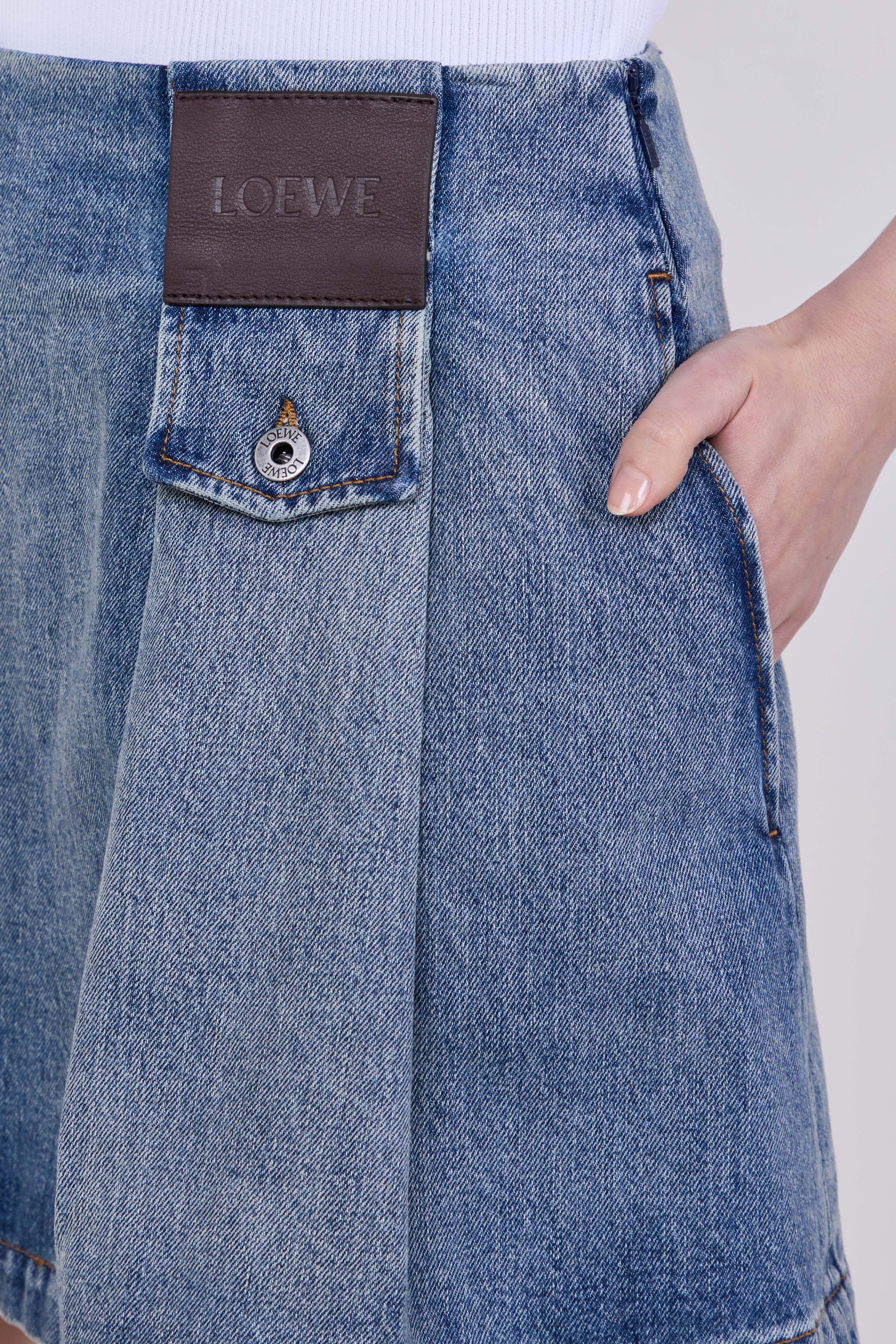 תמונת תקריב דוגמן של חצאית ג'ינס