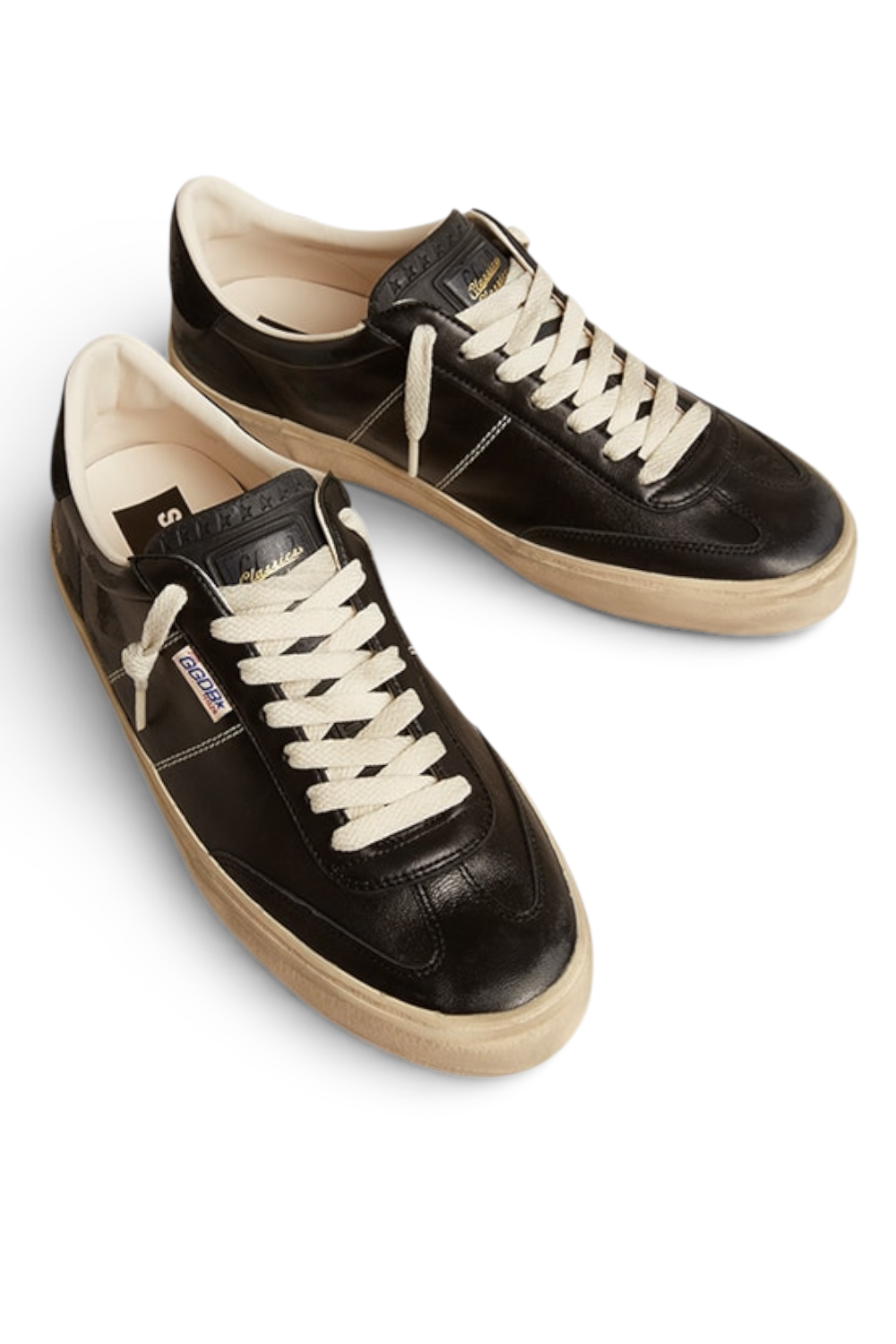 תמונה אחורית של נעלי סניקרס