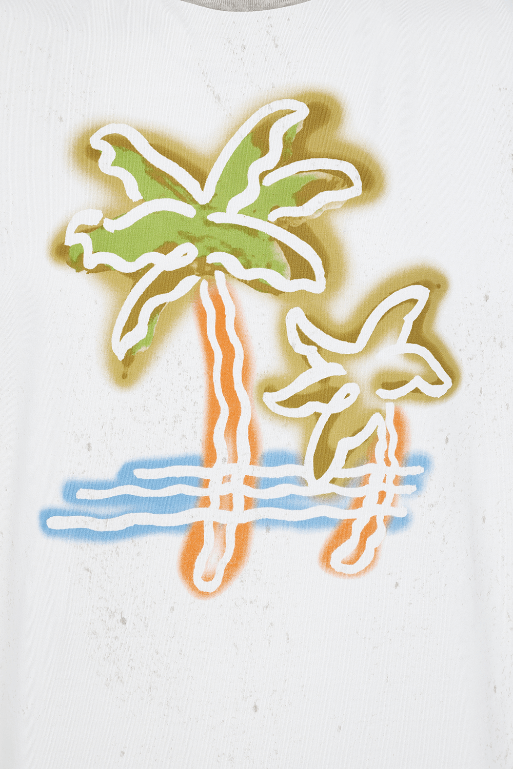 תמונת תקריב של חולצת טי פאלם