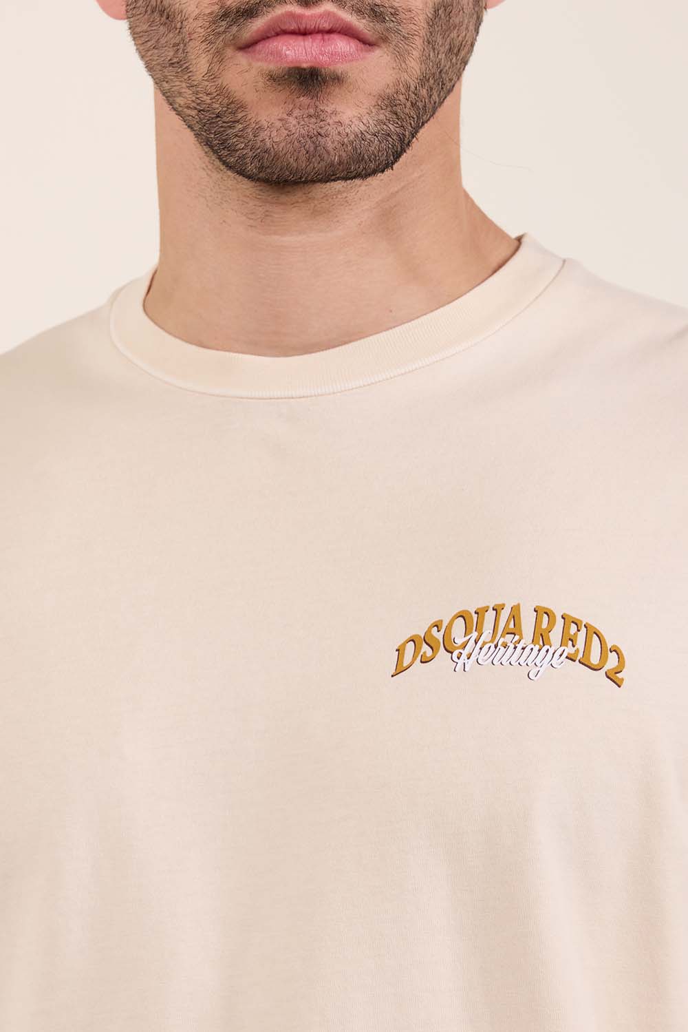 תמונת תקריב דוגמן של חולצת טי