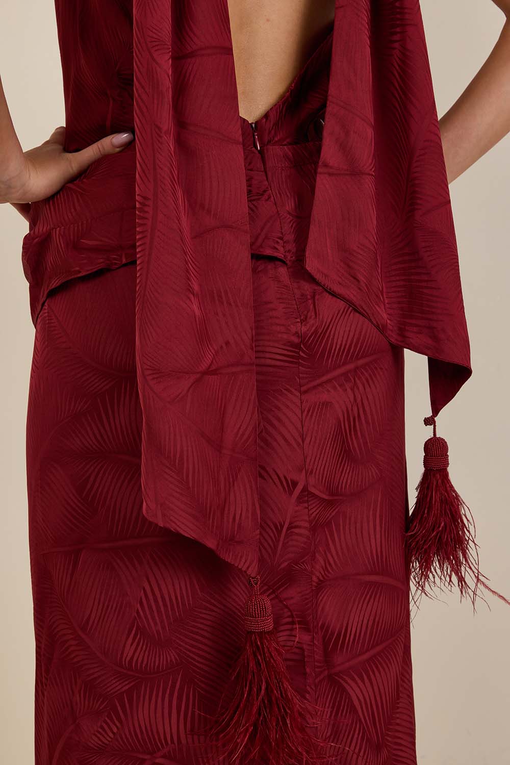 תמונת תקריב דוגמן של שמלת מקסי עם צעיף