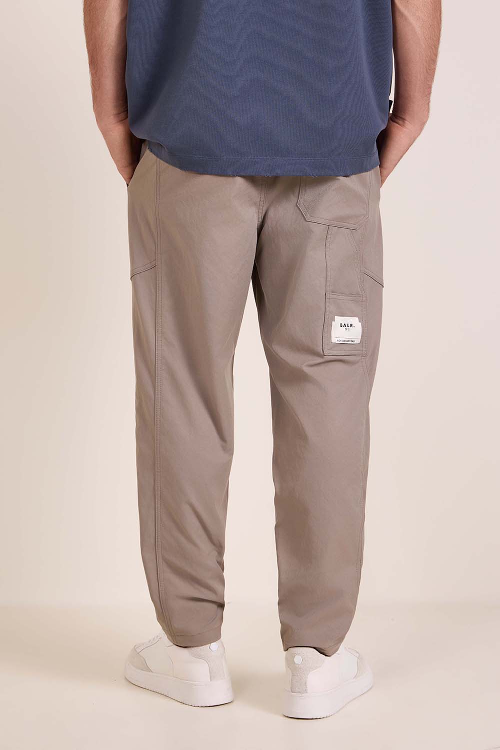 תמונת דוגמן אחורית של מכנסיים