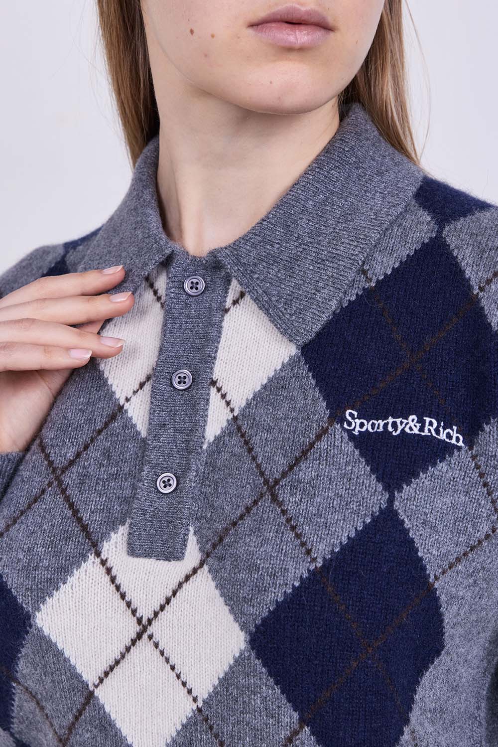 תמונת תקריב דוגמן של סריג פולו קשמיר