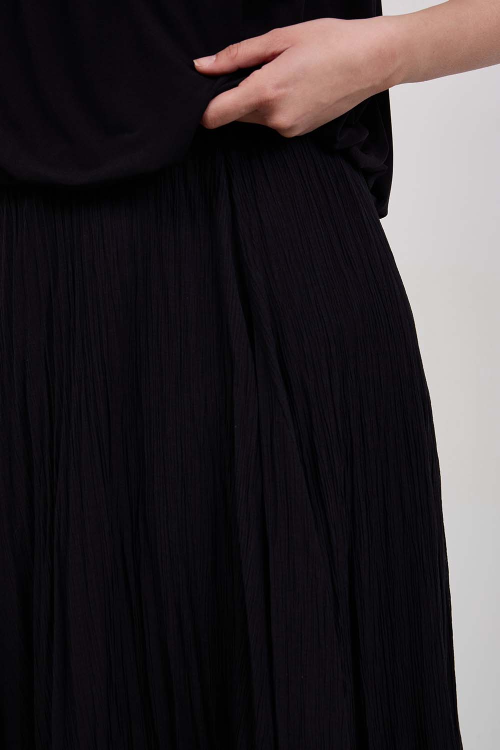 תמונת תקריב דוגמן של חצאית מקסי פליסה