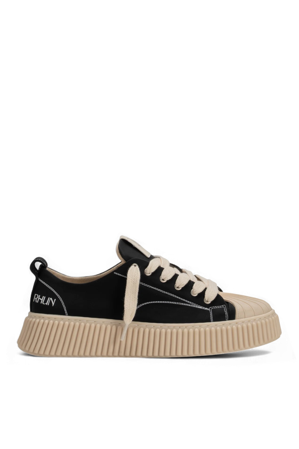 תמונה קידמית של נעלי סניקרס 2020