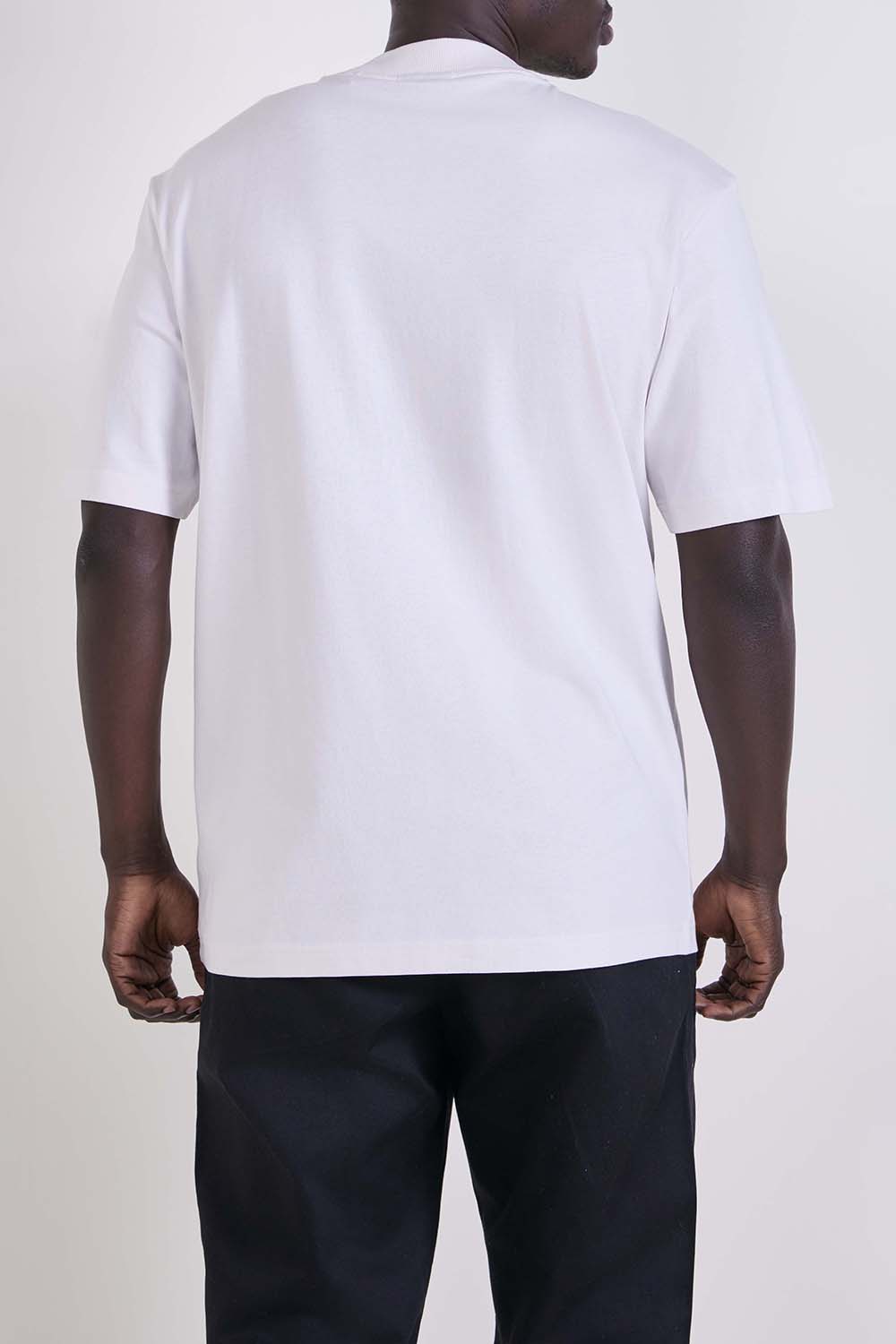 תמונת דוגמן אחורית של חולצת טי בגזרה ישרה