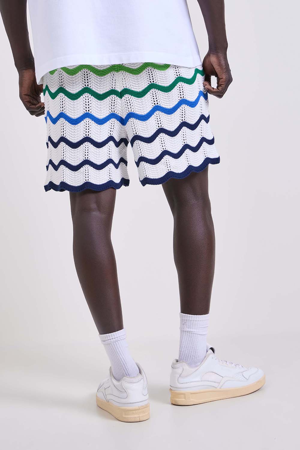 תמונת דוגמן אחורית של מכנסיים קצרים קרושה