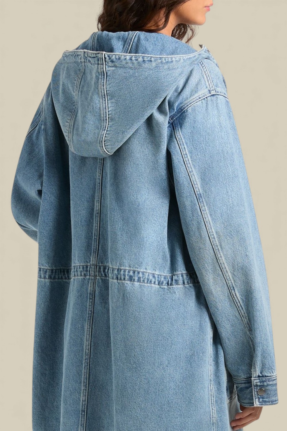 תמונת תקריב דוגמן של ז'קט פרקה ג'ינס