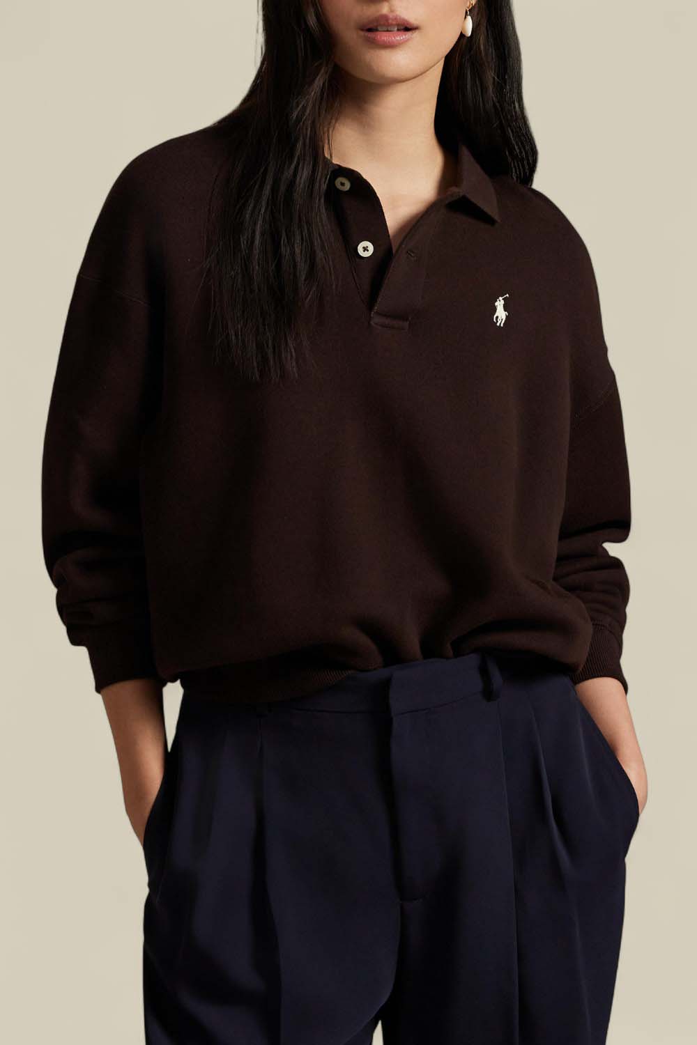 תמונת דוגמן קידמית של סווטשירט פולו