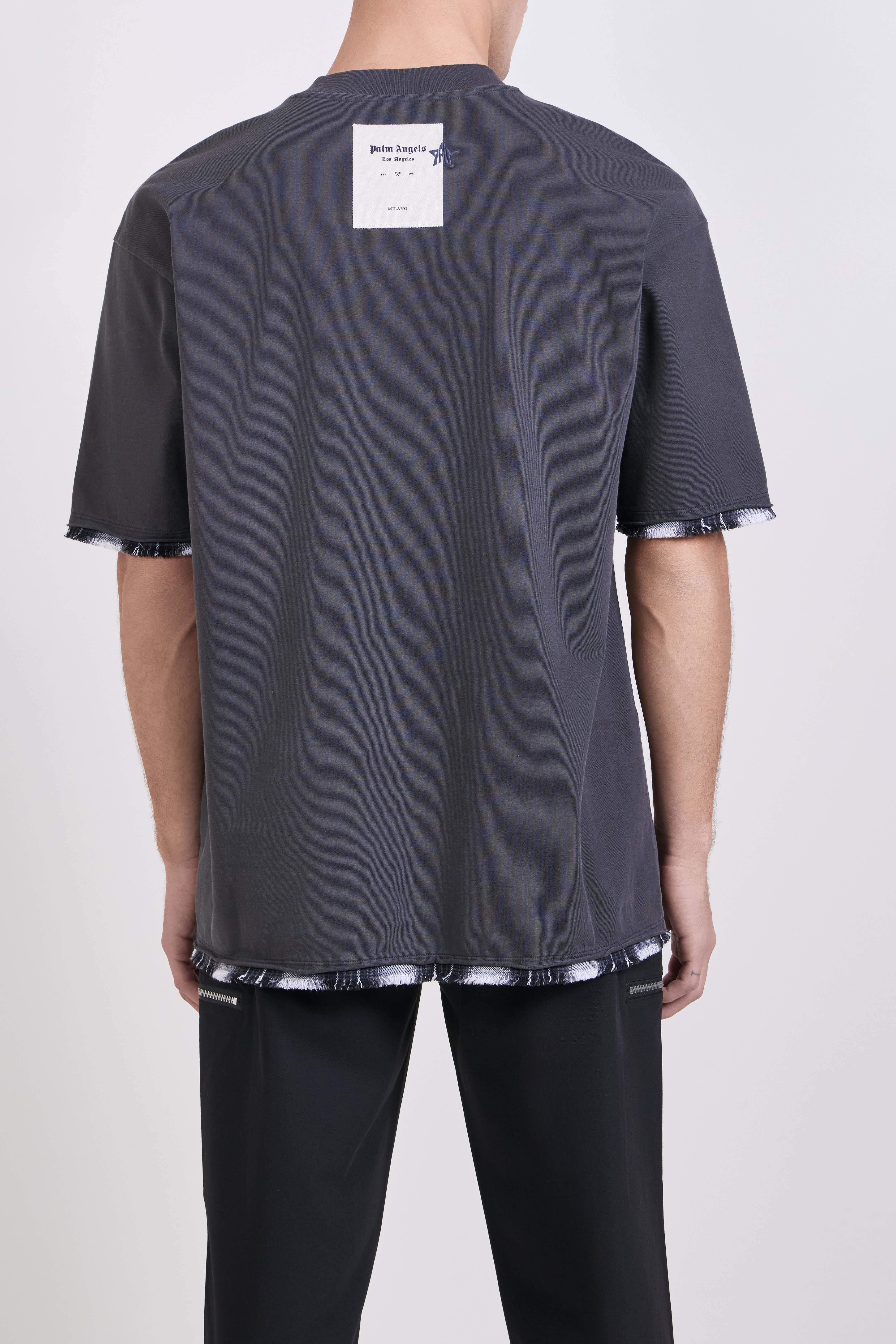 תמונת דוגמן אחורית של חולצת טי אוברסייז