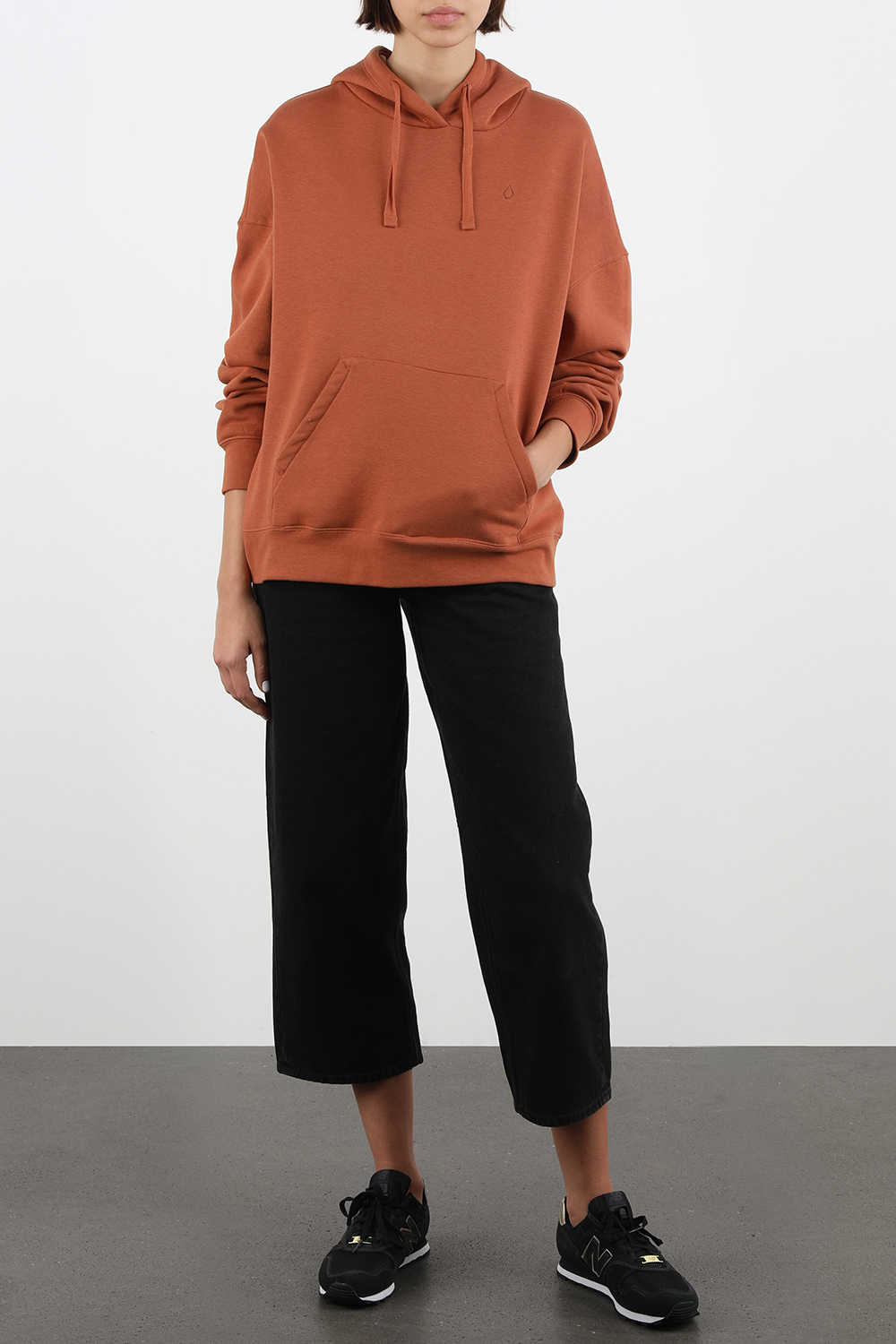 תמונת דוגמן קידמית של נעלי סניקרס בצבע שחור וזהב