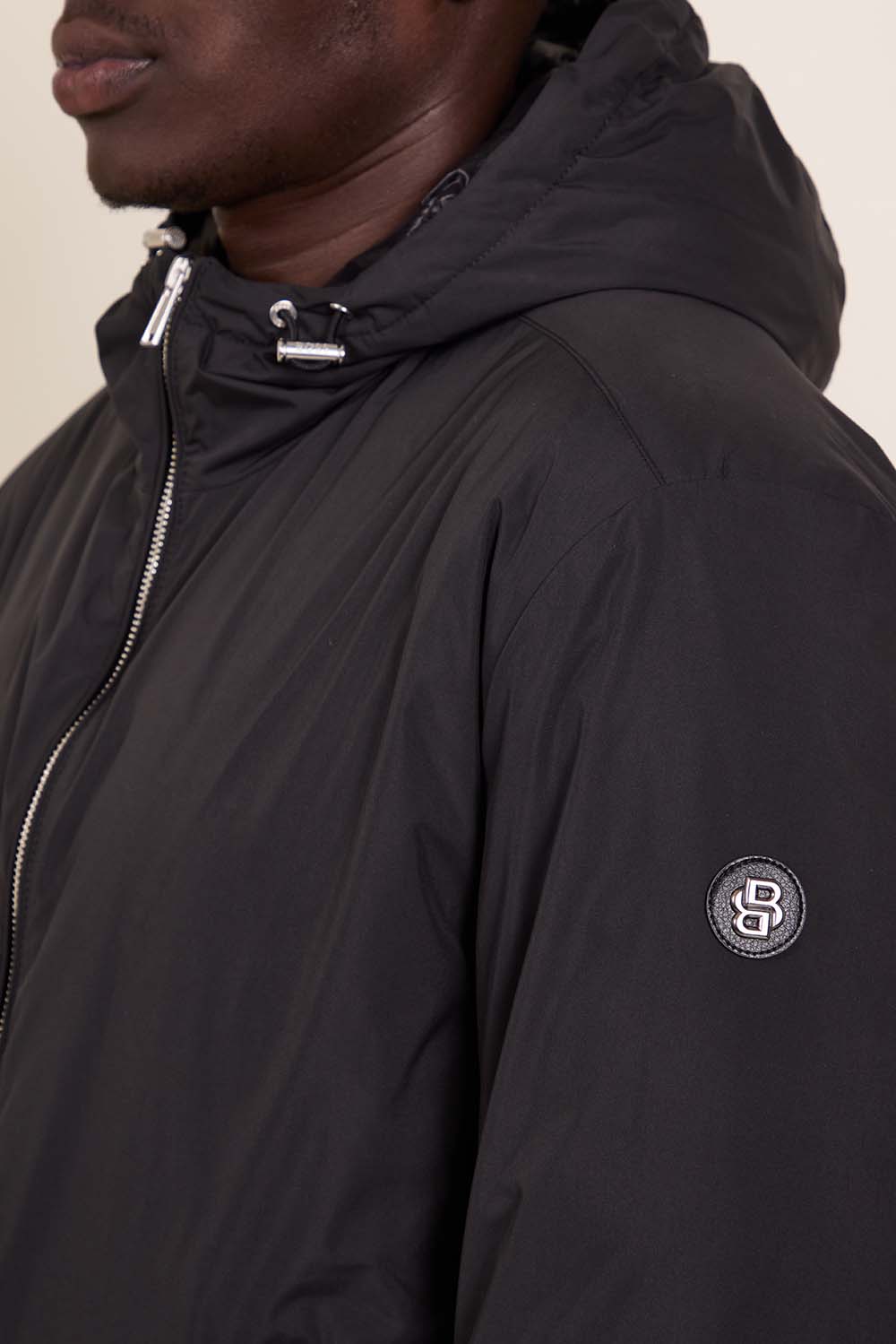 תמונת תקריב דוגמן של מעיל פוך קל