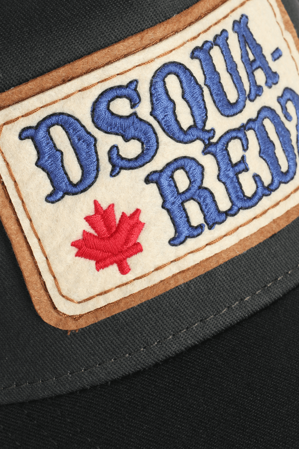 תמונת תקריב של כובע בייסבול עם פאץ' בצבע אפור