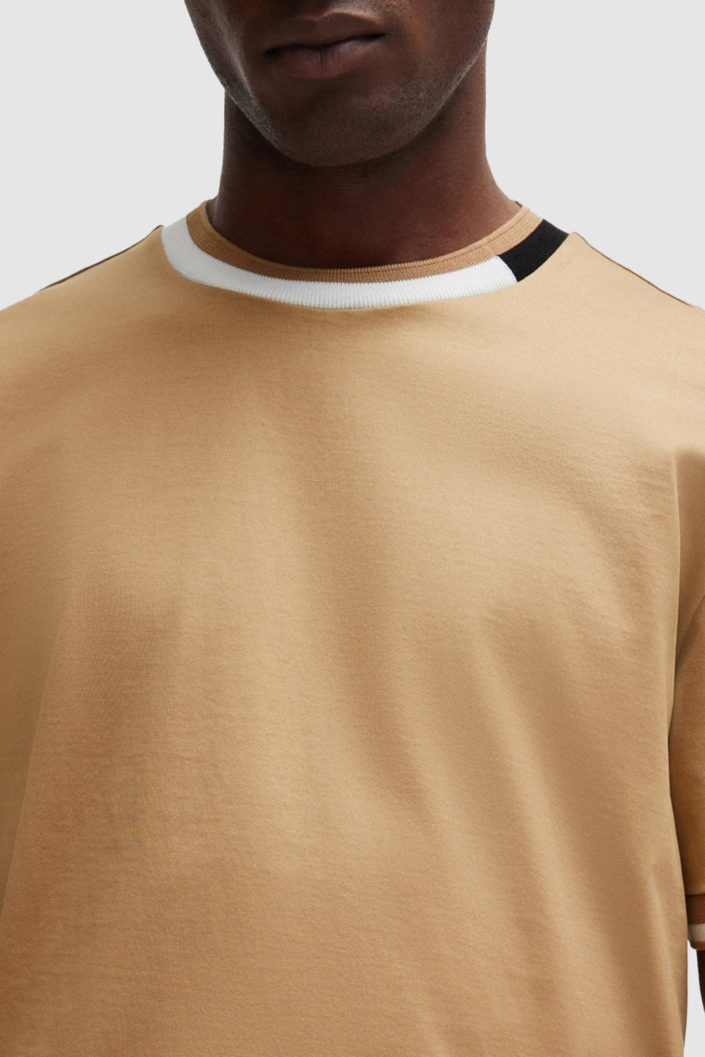 תמונת תקריב דוגמן של חולצת טי