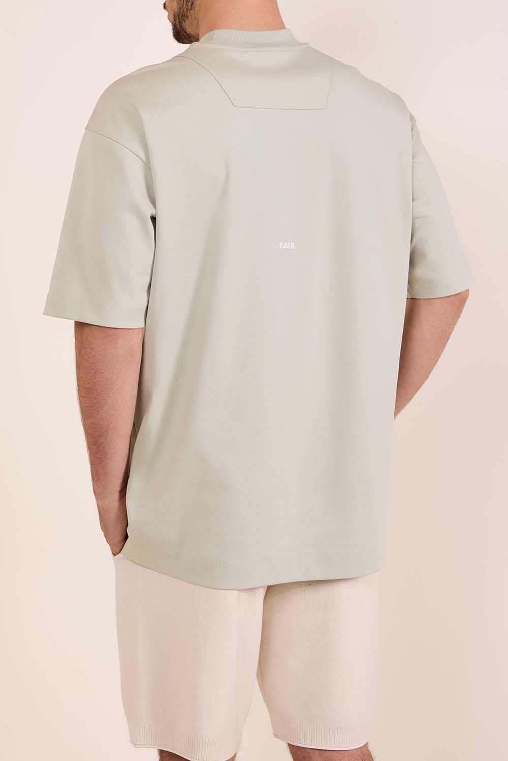 תמונת דוגמן אחורית של חולצת טי אוברסייז