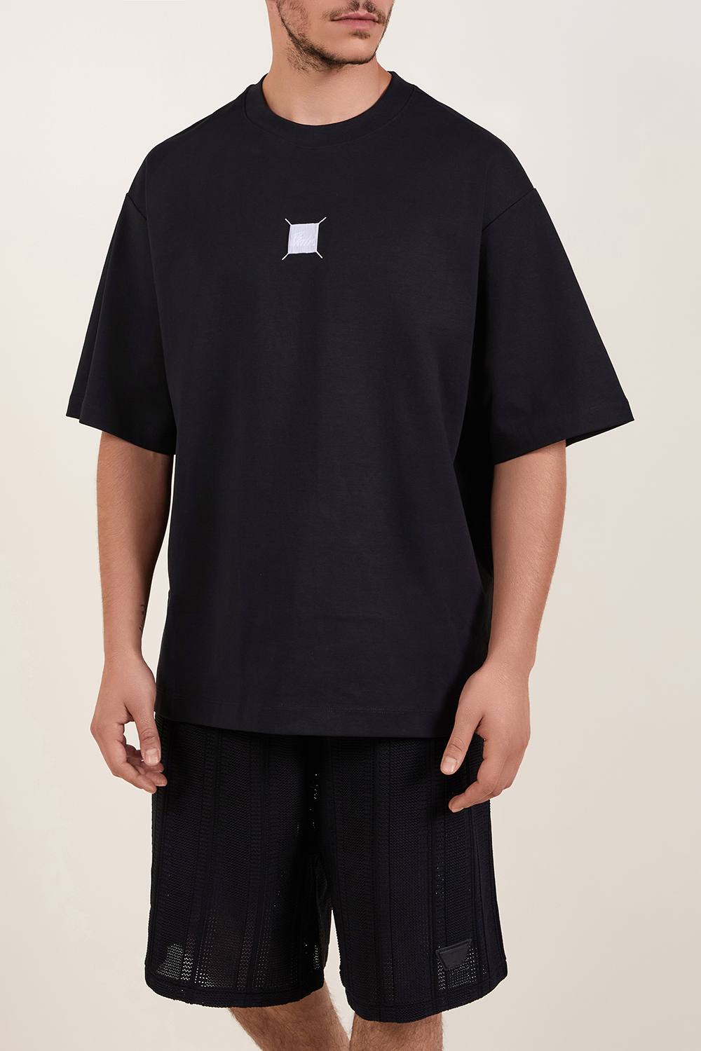 תמונת דוגמן קידמית של חולצת טי אוברסייז