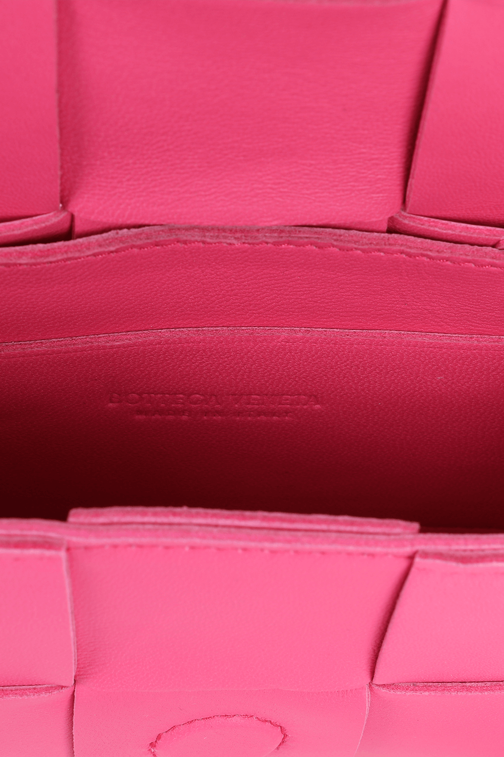 תמונת פנים של תיק מיני קסטה בצבע ורוד