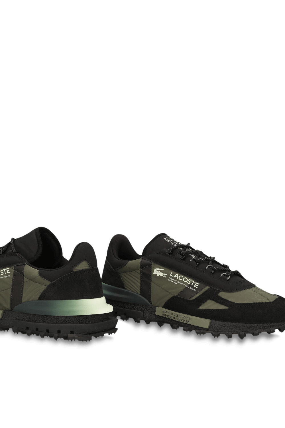 תמונת תקריב של נעלי סניקרס עלית אקטיב