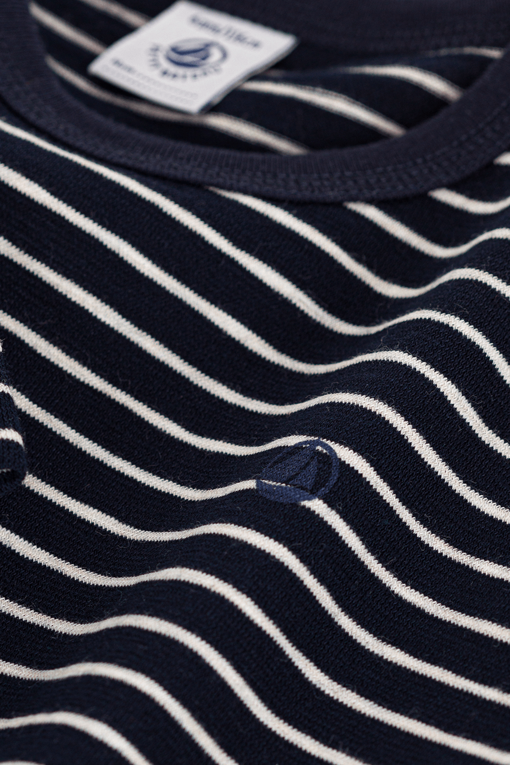 תמונת תקריב של חולצת טי ארוכה - גילאי 6-12 שנים