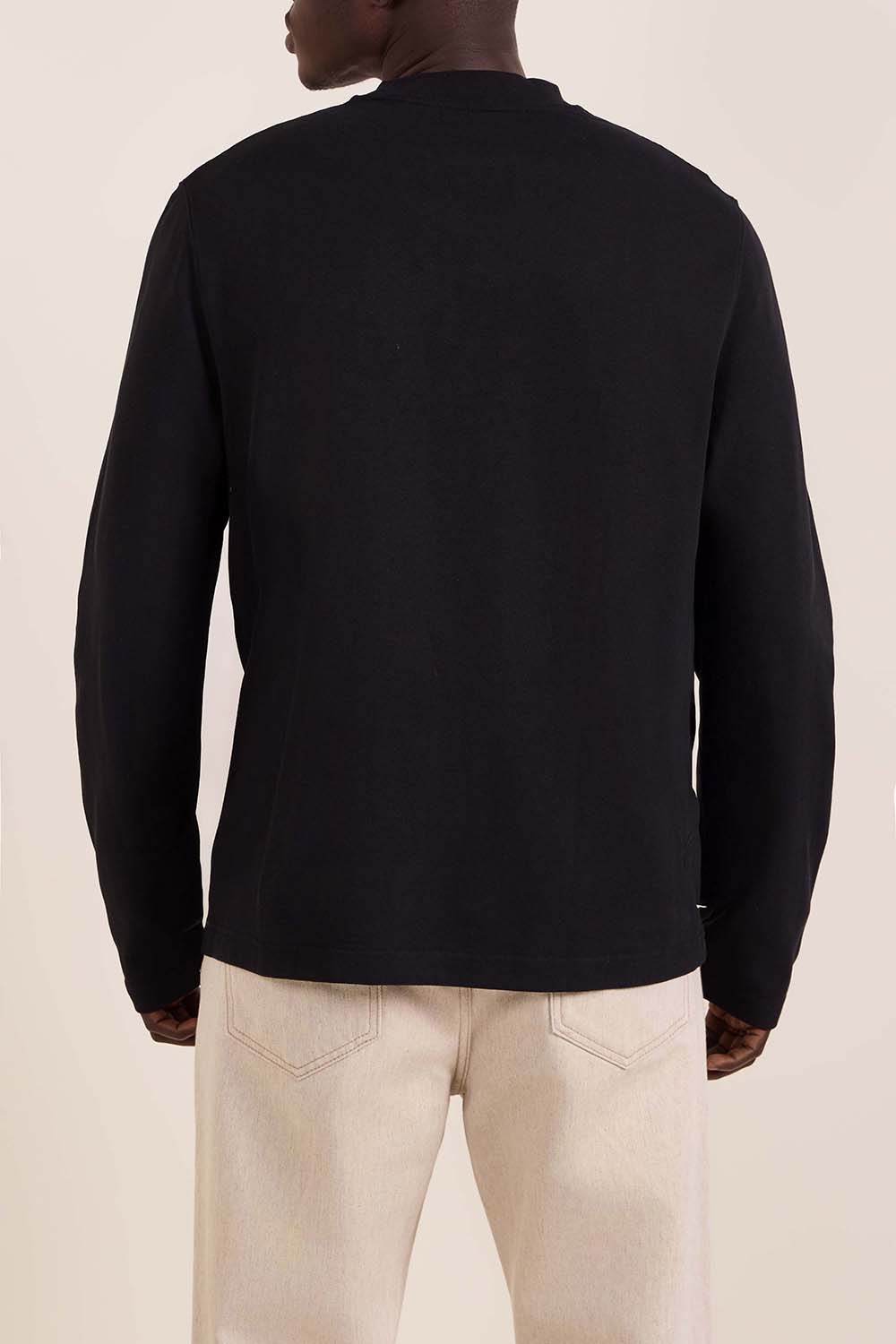 תמונת תקריב דוגמן של חולצת טי ארוכה