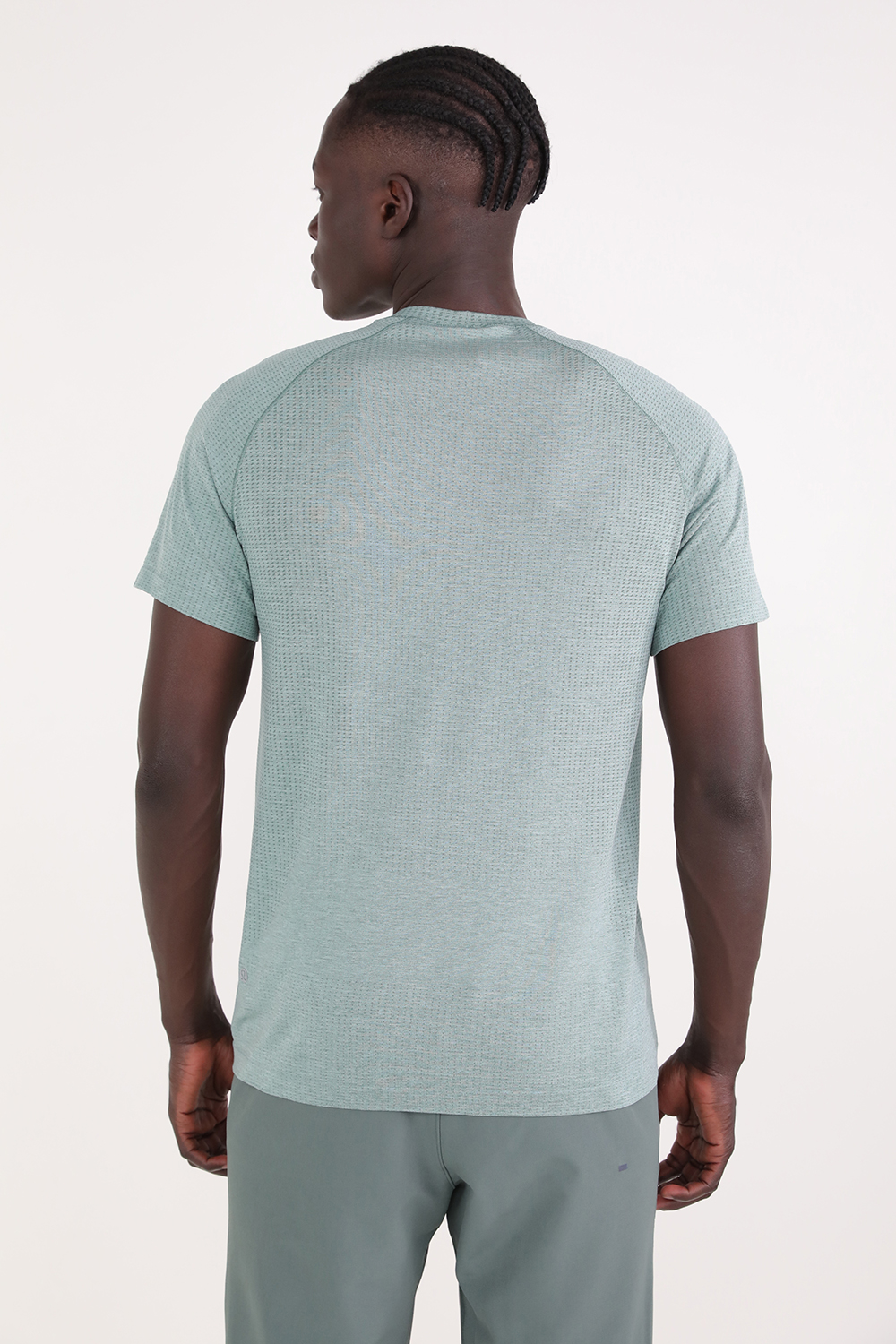 תמונת דוגמן אחורית של Metal Vent Tech Short-Sleeve Shirt