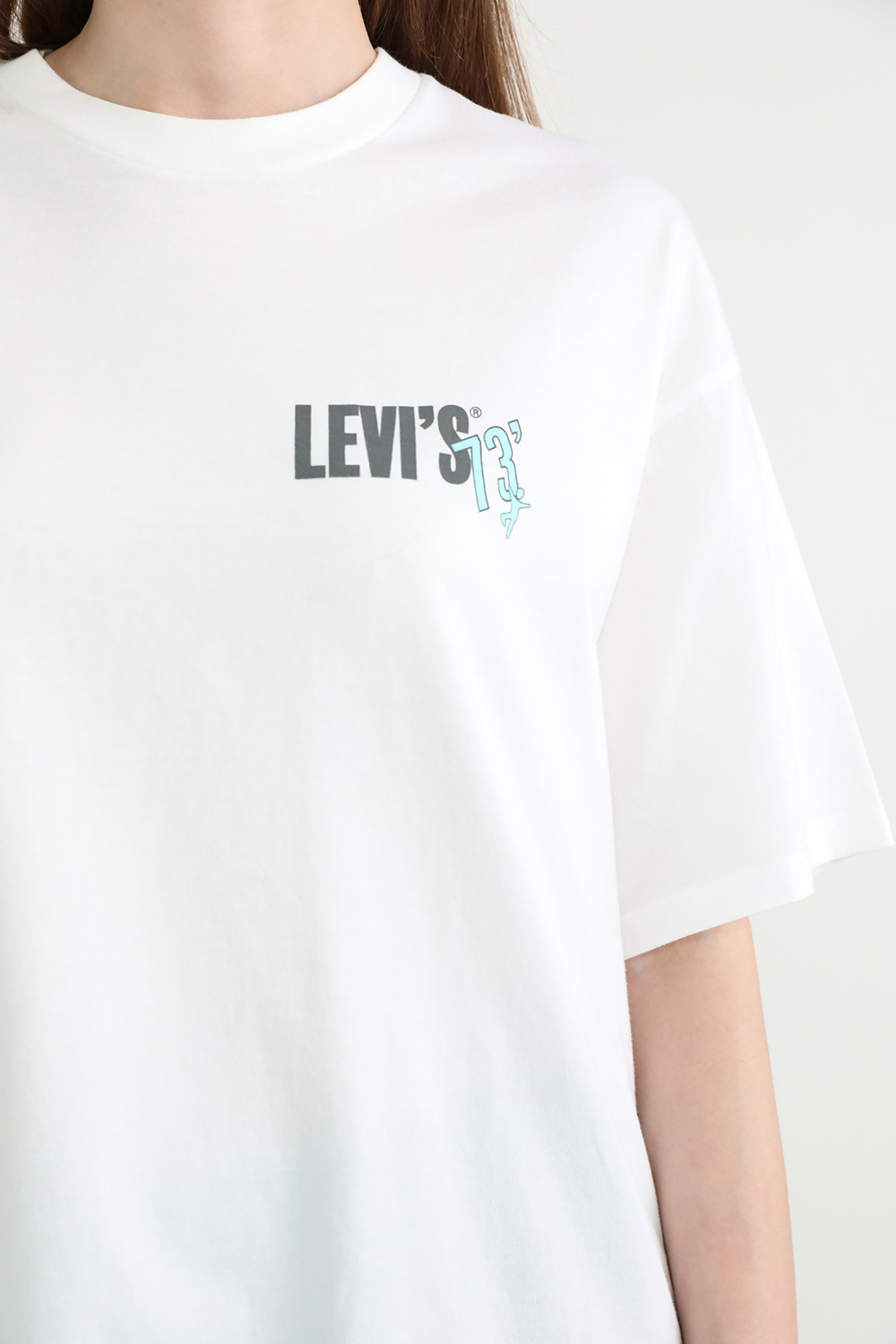 תמונת תקריב דוגמן של חולצת טי עם הדפס גרפיטי