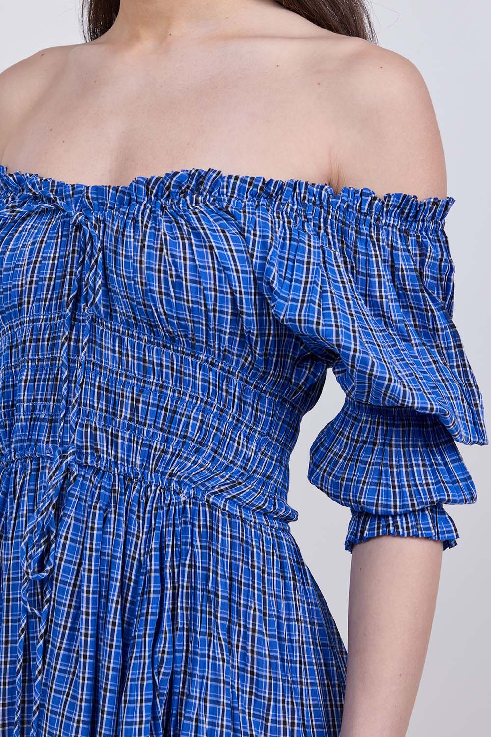 תמונת תקריב דוגמן של שמלת מידי