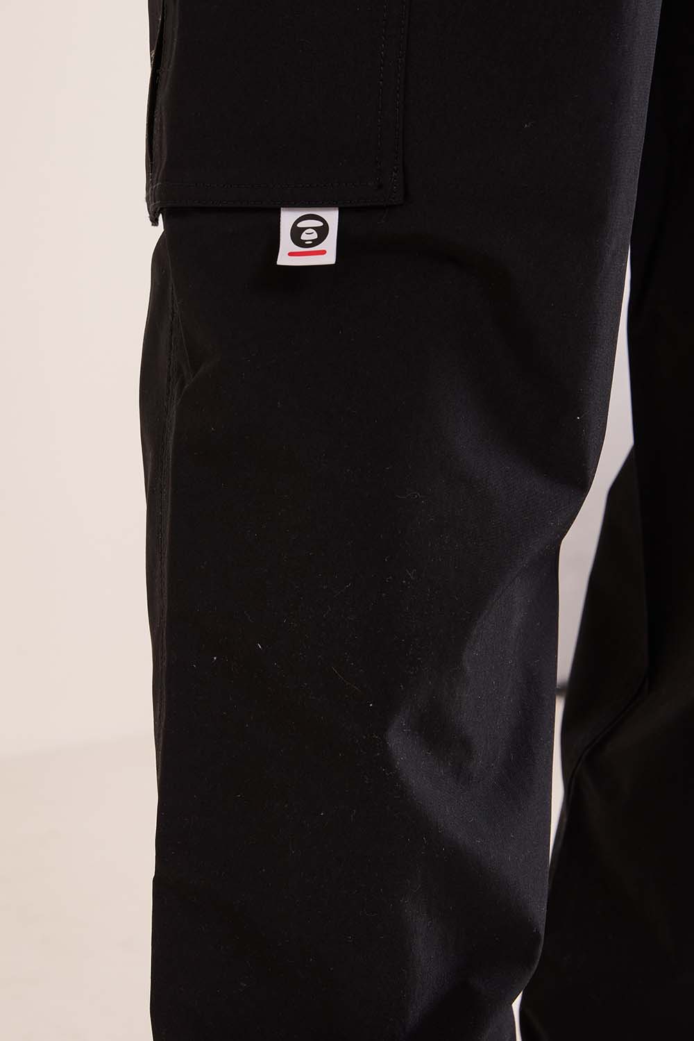 תמונת תקריב דוגמן של מכנסי קרגו