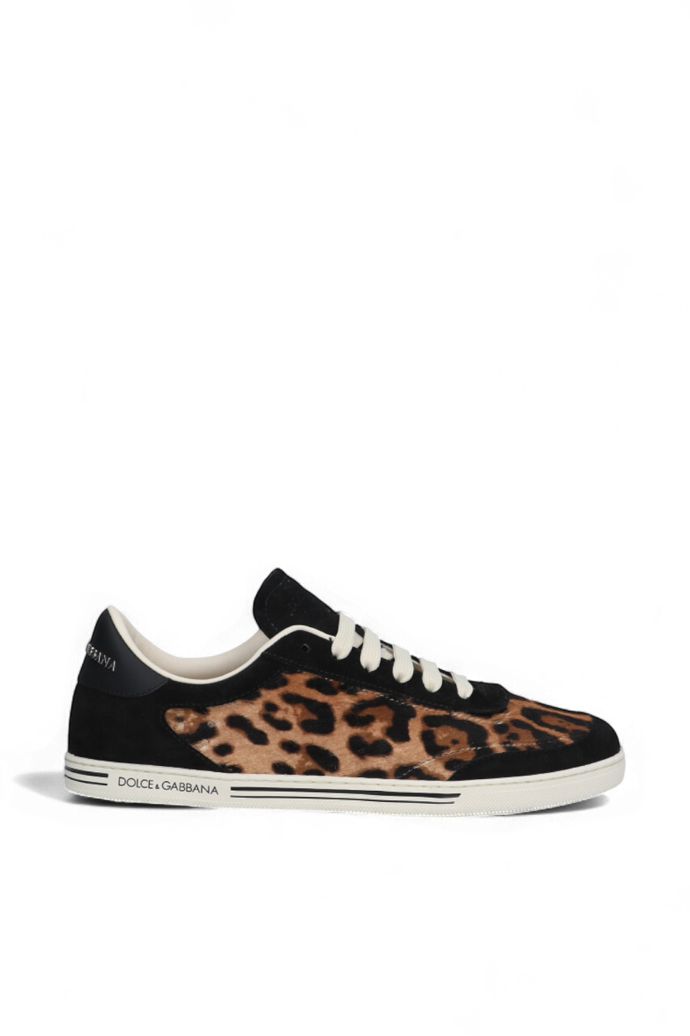 תמונה קידמית של נעלי סניקרס