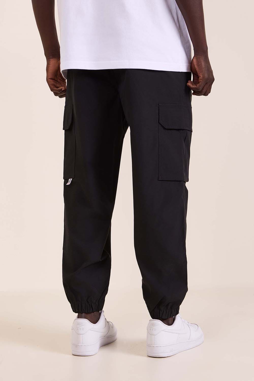 תמונת דוגמן אחורית של מכנסי קרגו