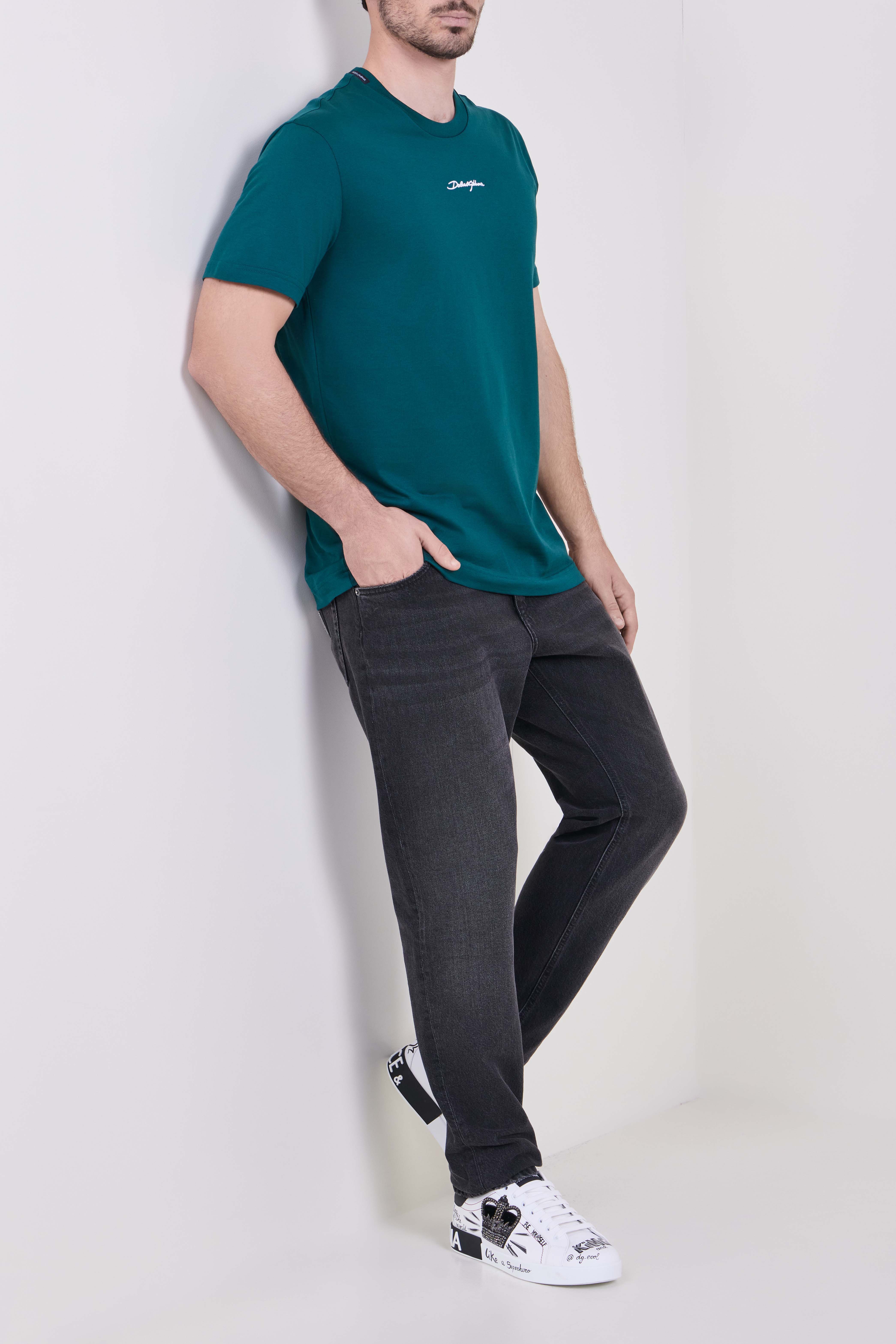 תמונת דוגמן קידמית של נעלי סניקרס