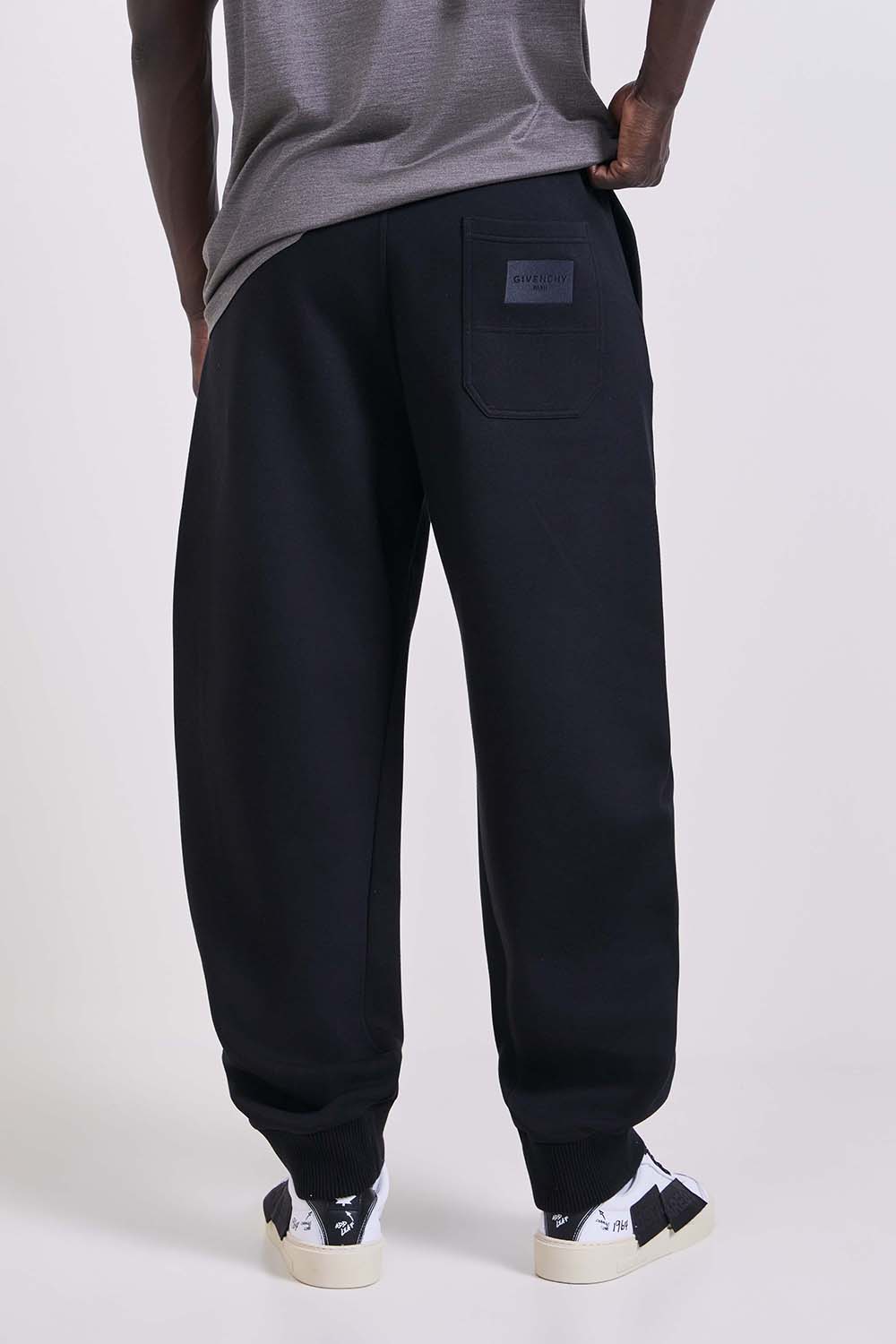 תמונת דוגמן אחורית של מכנסי ג'וגר