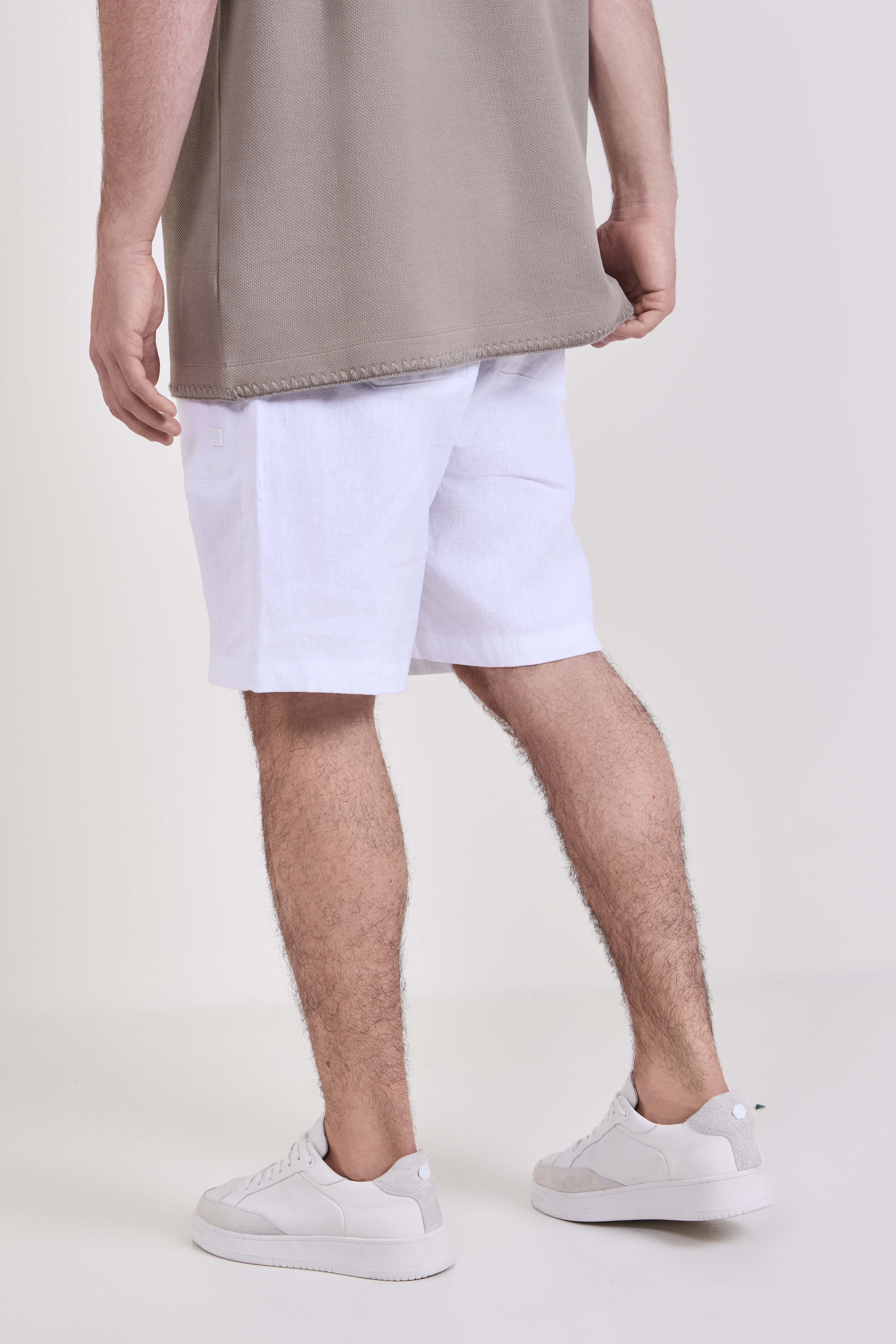 תמונת דוגמן אחורית של מכנסיים קצרים מפשתן