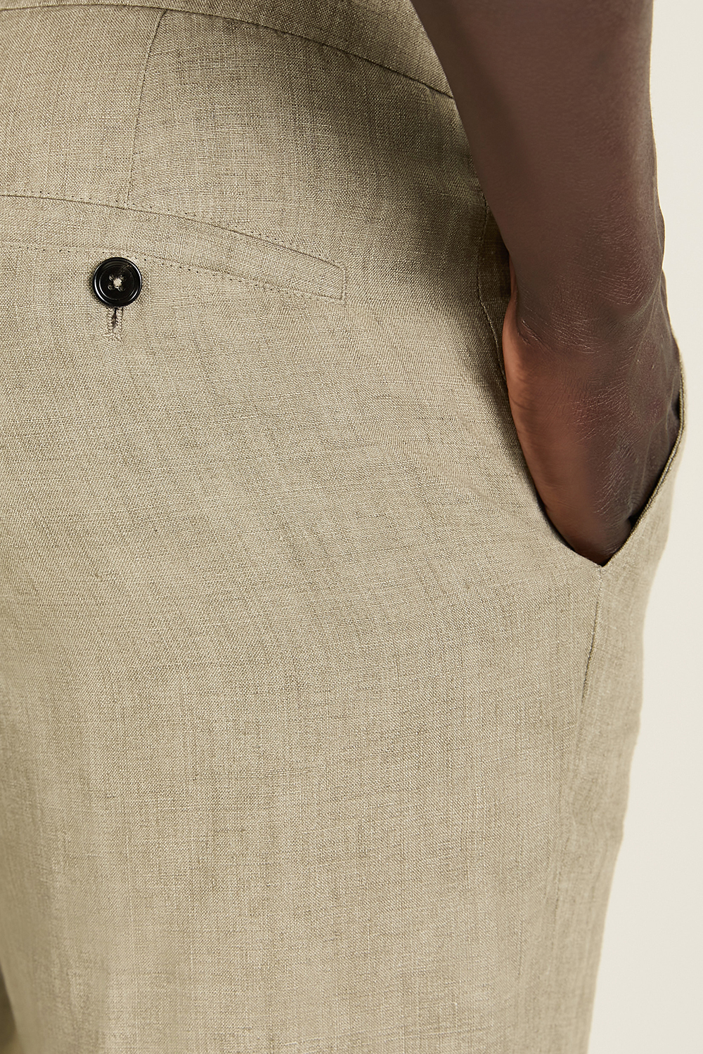 תמונת תקריב דוגמן של מכנסי פשתן ארוכים