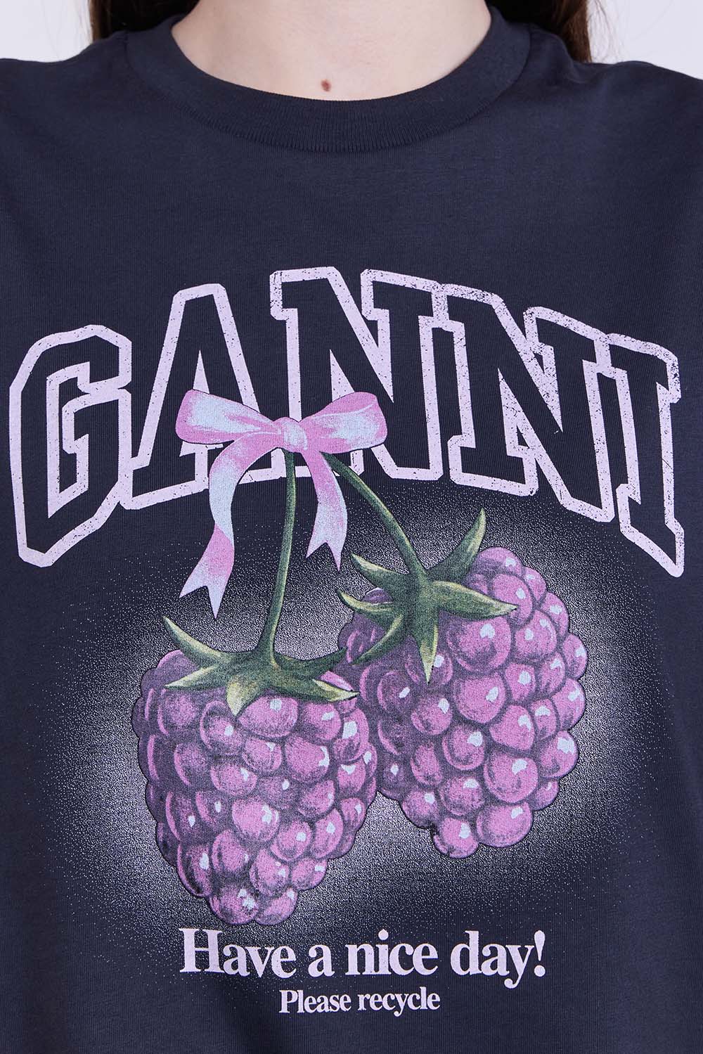 תמונת תקריב דוגמן של חולצת טי בגזרה ישרה