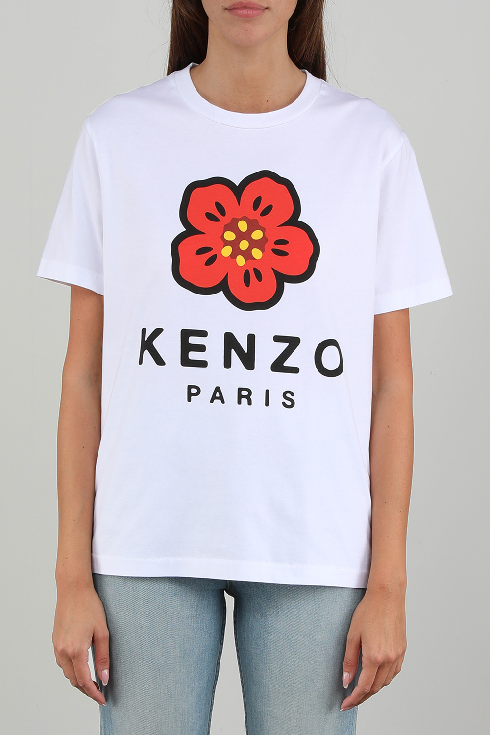 תמונת דוגמן קידמית של חולצת טי עם הדפס לוגו פרחוני