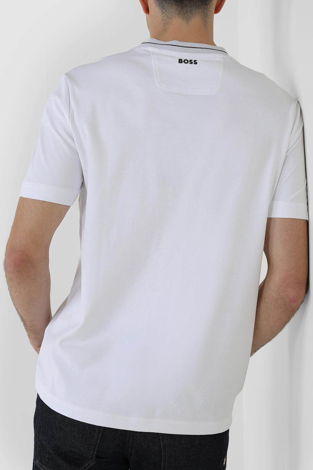 תמונת דוגמן אחורית של חולצת טי