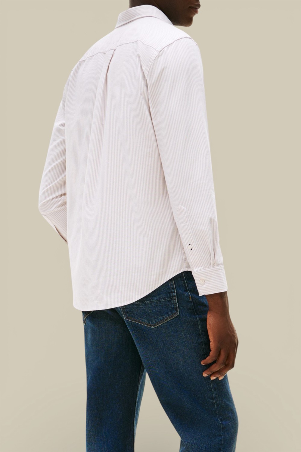 תמונת דוגמן אחורית של חולצה מכופתרת פסים